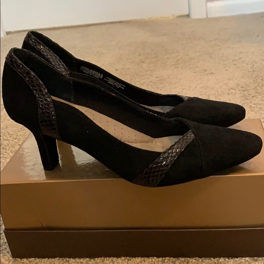 Like new Rockport black pump